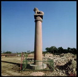 Pilar del León del Emperador Ashoka (c.264-223 a.C.) en el Estanque de los Monos